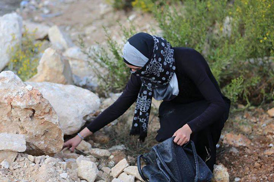 المراة الفلسطينية تشمر عن ساعدها وتنزل الى ساحة المواجهات مع الاحتلال صورة رقم 1