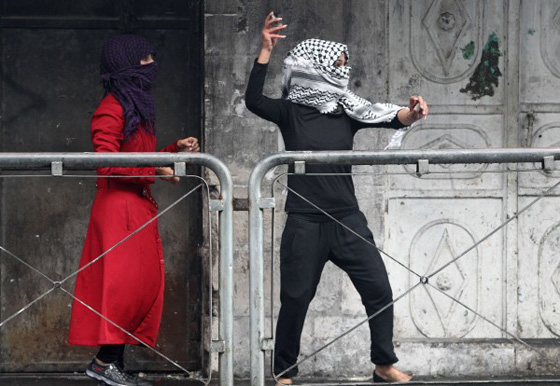 المراة الفلسطينية تشمر عن ساعدها وتنزل الى ساحة المواجهات مع الاحتلال صورة رقم 29