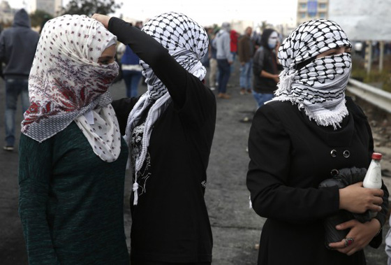 المراة الفلسطينية تشمر عن ساعدها وتنزل الى ساحة المواجهات مع الاحتلال صورة رقم 31