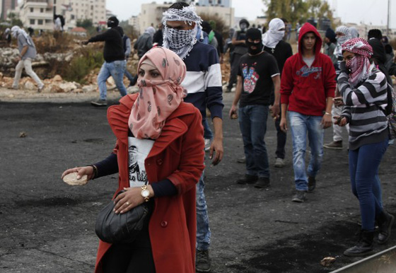 المراة الفلسطينية تشمر عن ساعدها وتنزل الى ساحة المواجهات مع الاحتلال صورة رقم 32