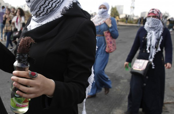 المراة الفلسطينية تشمر عن ساعدها وتنزل الى ساحة المواجهات مع الاحتلال صورة رقم 33