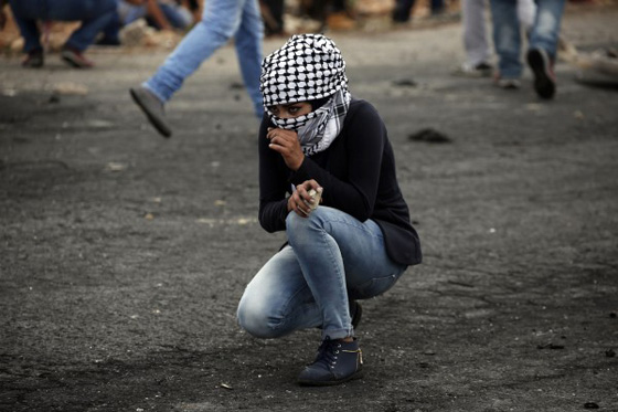 المراة الفلسطينية تشمر عن ساعدها وتنزل الى ساحة المواجهات مع الاحتلال صورة رقم 34