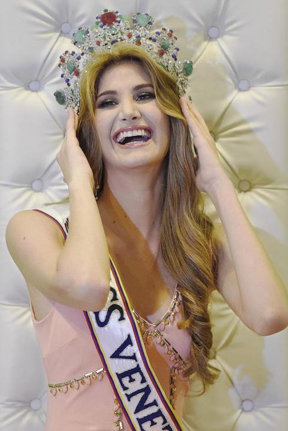 عارضة ازياء لبنانية الاصل تتوج ملكة جمال فنزويلا.. شاهد صورة رقم 2