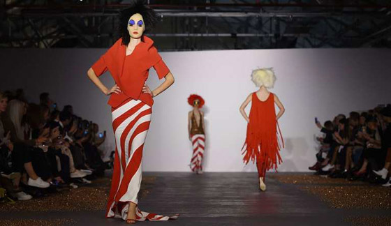 منافسة مجنونة بين المصممين في اسابيع الموضة تترك الجمهور مبهورا صورة رقم 7