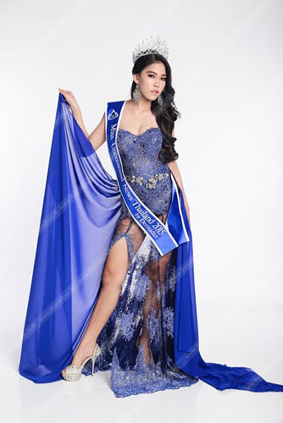 صور مؤثرة.. ملكة جمال تايلند تقبل قدم امها جامعة القمامة! صورة رقم 5