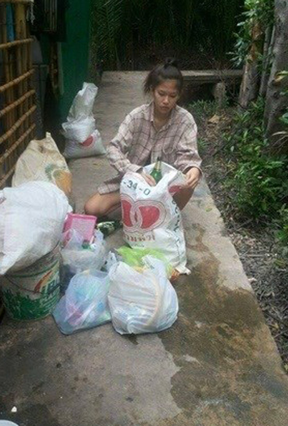 صور مؤثرة.. ملكة جمال تايلند تقبل قدم امها جامعة القمامة! صورة رقم 9