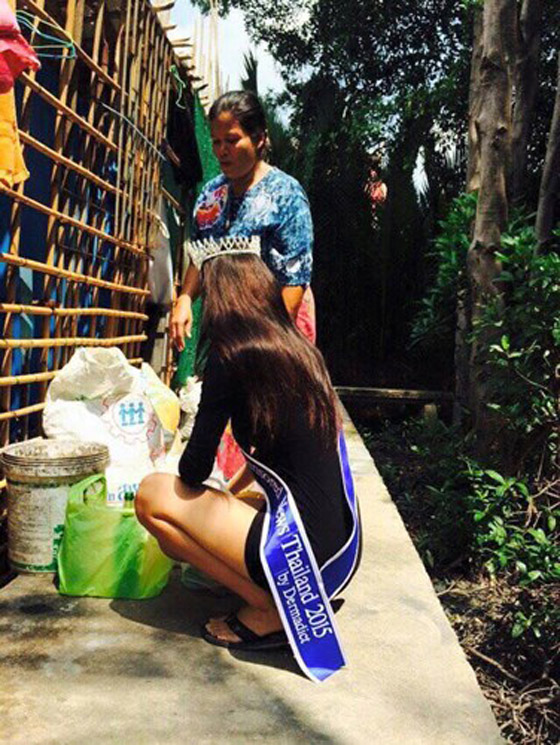 صور مؤثرة.. ملكة جمال تايلند تقبل قدم امها جامعة القمامة! صورة رقم 15