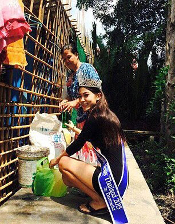 صور مؤثرة.. ملكة جمال تايلند تقبل قدم امها جامعة القمامة! صورة رقم 2