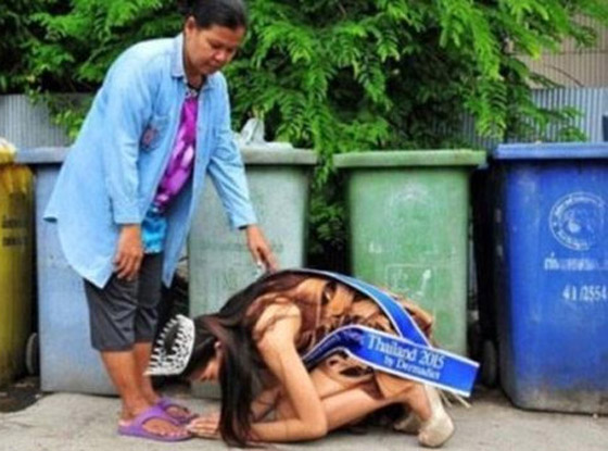 صور مؤثرة.. ملكة جمال تايلند تقبل قدم امها جامعة القمامة! صورة رقم 1