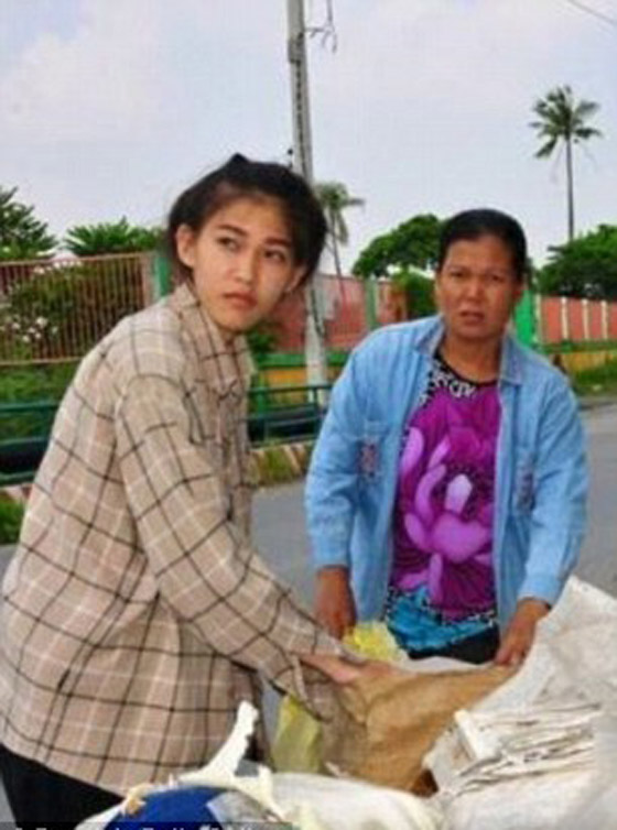 صور مؤثرة.. ملكة جمال تايلند تقبل قدم امها جامعة القمامة! صورة رقم 4