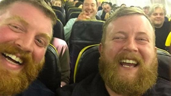 الصدفة تجمع رجلين متشابهين تماما على نفس المقعد في الطائرة صورة رقم 1