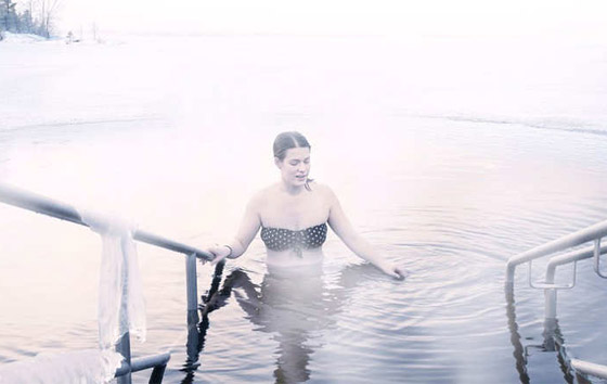 صور فنلنديين يسبحون في بحيرات الثلوج.. هل تمتلك الجراة على منافستهم؟ صورة رقم 1