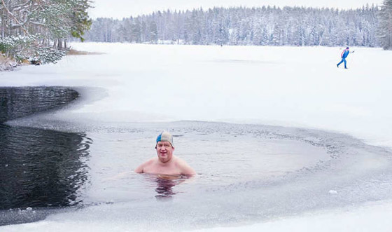 صور فنلنديين يسبحون في بحيرات الثلوج.. هل تمتلك الجراة على منافستهم؟ صورة رقم 5