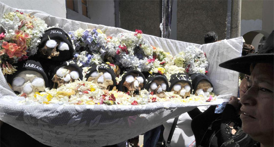 صور.. تقديم الطعام والشراب والسجائر للجماجم في عيدها ببوليفيا صورة رقم 1