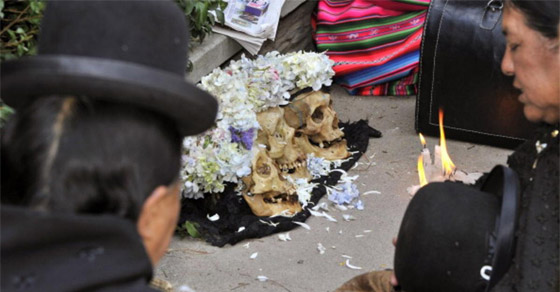 صور.. تقديم الطعام والشراب والسجائر للجماجم في عيدها ببوليفيا صورة رقم 10