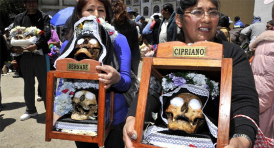 صور.. تقديم الطعام والشراب والسجائر للجماجم في عيدها ببوليفيا صورة رقم 9