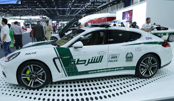 معرض لسيارات شرطة دبي فيراري ولامبرغيني وبنتلي  صورة رقم 6