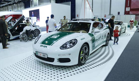 معرض لسيارات شرطة دبي فيراري ولامبرغيني وبنتلي  صورة رقم 5