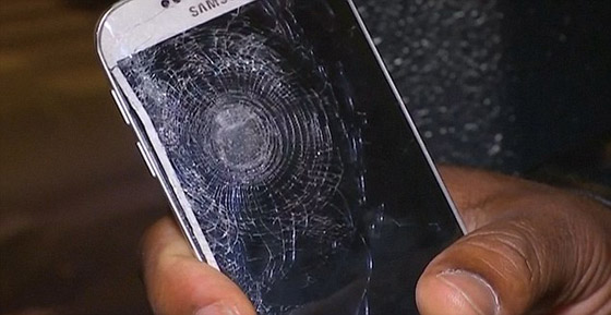شاهد عيان يروي قصة انقاذ هاتفه له خلال هجمات باريس صورة رقم 2