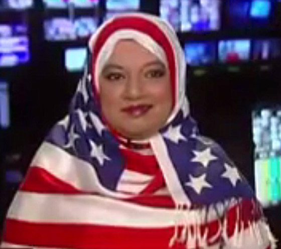 مسلمة شجاعة محجبة بالعلم الامريكي ترد على ترامب وهجمات باريس صورة رقم 1