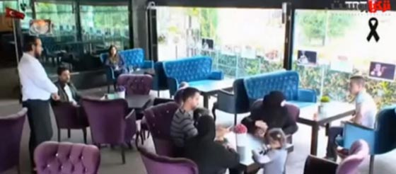 فيديو رائع مع الكاميرا الخفية: ما رد فعل الاتراك تجاه عنصري يحاول طرد لاجئين سوريين من مطعم؟:  صورة رقم 1