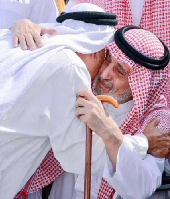 رحيل الامير بندر بن فيصل وآخر ظهور له باكيا على موت سعود الفيصل صورة رقم 3