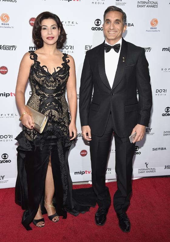 صور باسم يوسف مع زوجته على السجادة الحمراء في حفل جوائز (ايمي) صورة رقم 1
