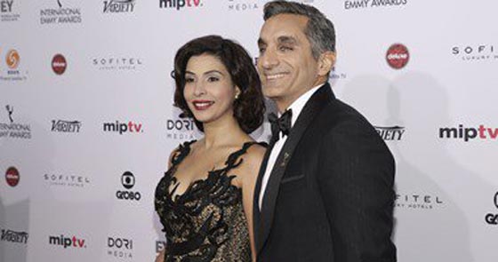 صور باسم يوسف مع زوجته على السجادة الحمراء في حفل جوائز (ايمي) صورة رقم 5