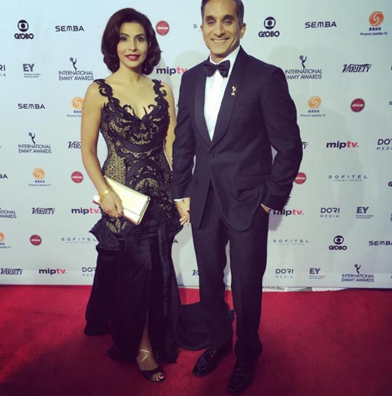 صور باسم يوسف مع زوجته على السجادة الحمراء في حفل جوائز (ايمي) صورة رقم 2