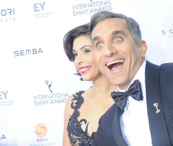 صور باسم يوسف مع زوجته على السجادة الحمراء في حفل جوائز (ايمي) صورة رقم 3