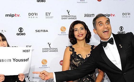 صور باسم يوسف مع زوجته على السجادة الحمراء في حفل جوائز (ايمي) صورة رقم 4