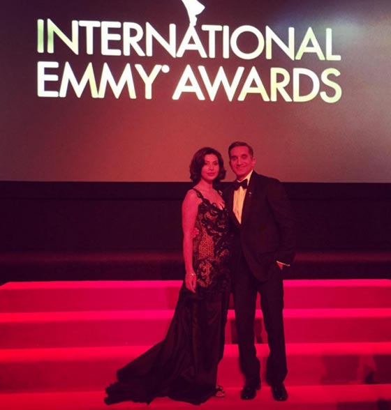صور باسم يوسف مع زوجته على السجادة الحمراء في حفل جوائز (ايمي) صورة رقم 6