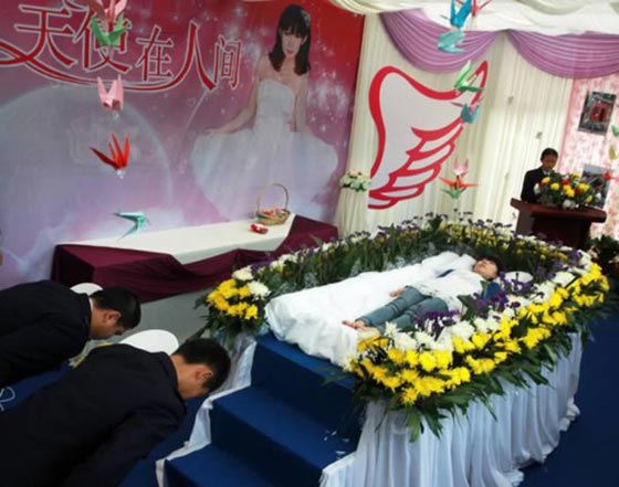 اغرب جنازات حول العالم على حلبة ملاكمة وشاب يتزوج من جثة صورة رقم 3