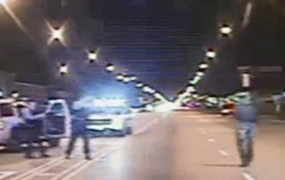 فيديو جديد يظهر مقتل مراهق اسود على يد شرطي ابيض يهز شيكاغو  صورة رقم 1