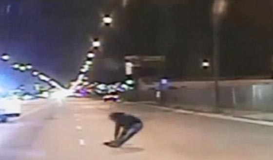 فيديو جديد يظهر مقتل مراهق اسود على يد شرطي ابيض يهز شيكاغو  صورة رقم 2
