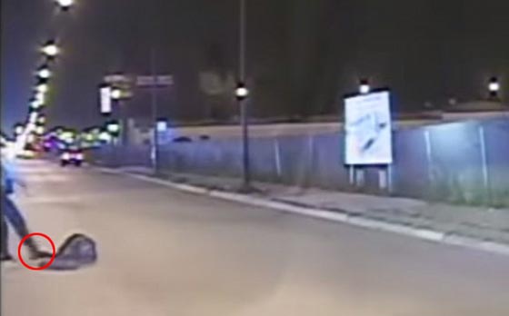 فيديو جديد يظهر مقتل مراهق اسود على يد شرطي ابيض يهز شيكاغو  صورة رقم 3