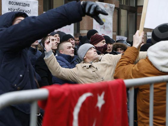 شاهد كيف قذف الروس السفارة التركية في موسكو بالبيض والحجارة صورة رقم 4