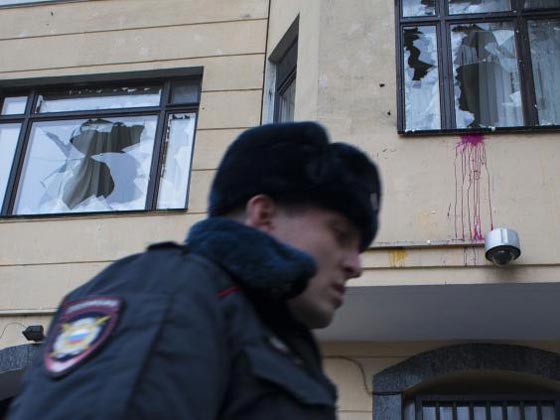 شاهد كيف قذف الروس السفارة التركية في موسكو بالبيض والحجارة صورة رقم 5