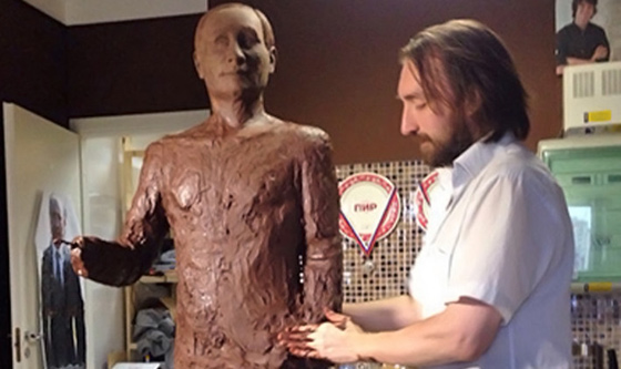  تمثال لبوتين بحجمه الحقيقي مصنوع من الشوكولاتة صورة رقم 1