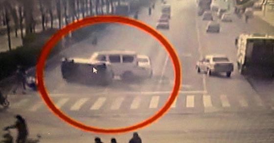 فيديو مدهش.. حادث في الصين حيّر العالم بتفاصيله الغريبة والغامضة صورة رقم 1