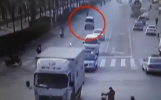 فيديو مدهش.. حادث في الصين حيّر العالم بتفاصيله الغريبة والغامضة صورة رقم 2
