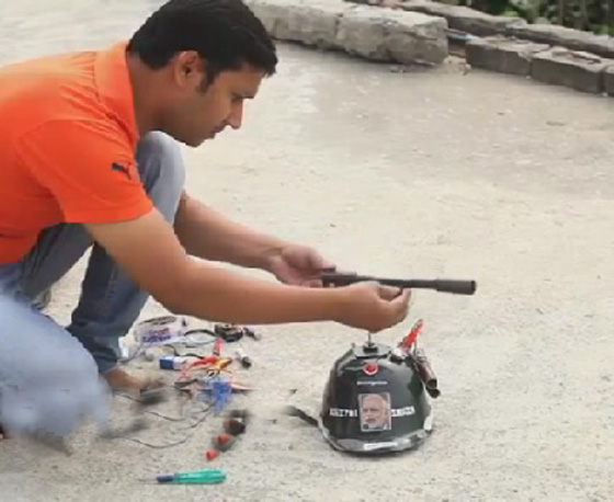  هندي يخترع خوذة واقية من الارهاب تطلق النار عند الخطر صورة رقم 1