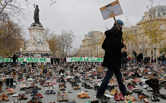 22 الف زوج من الاحذية في ساحة باريس احجاجا على قمة المناخ صورة رقم 2