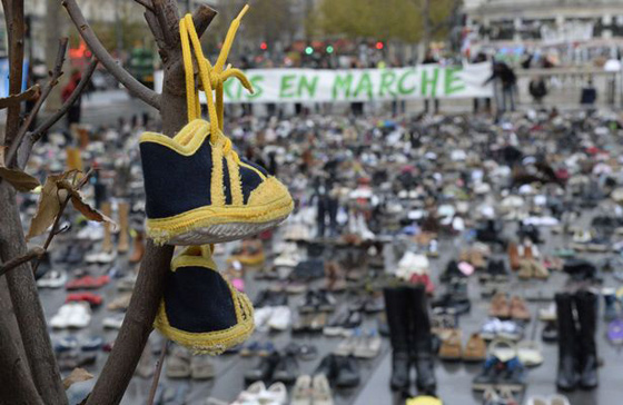 22 الف زوج من الاحذية في ساحة باريس احجاجا على قمة المناخ صورة رقم 5
