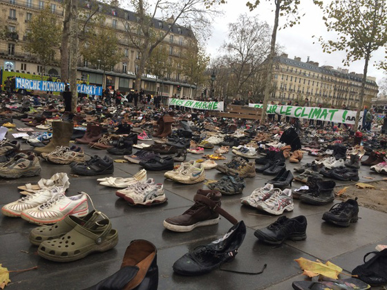 22 الف زوج من الاحذية في ساحة باريس احجاجا على قمة المناخ صورة رقم 7