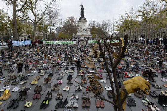 22 الف زوج من الاحذية في ساحة باريس احجاجا على قمة المناخ صورة رقم 9