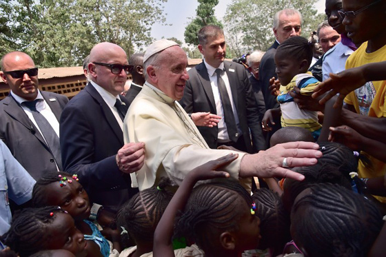  البابا فرنسيس يختتم جولته في افريقيا اليوم بزيارة مسجد محاصر صورة رقم 3