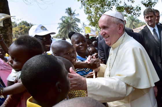  البابا فرنسيس يختتم جولته في افريقيا اليوم بزيارة مسجد محاصر صورة رقم 4