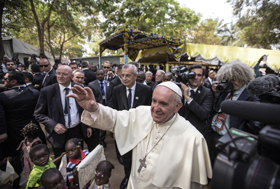  البابا فرنسيس يختتم جولته في افريقيا اليوم بزيارة مسجد محاصر صورة رقم 5