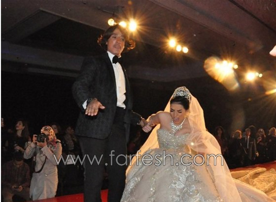 صور سقوط الفنانة حورية فرغلي في فستان الزفاف اثناء عرض ازياء هاني البحيري  صورة رقم 2